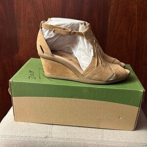 Earth Women's Tan Heels